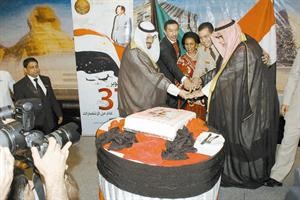 الشيخ احمد العبدالله والفريق الشيخ احمد الخالد والشيخة فريحة الاحمد يشاركون السفير طاهر فرحات والملحق العسكري العقيد اشرف بركات تقطيع كعكة الحفل﻿