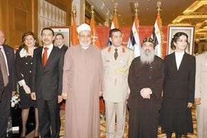 الانبا بيجول والشيخ حسين الازهري يهنئان﻿
