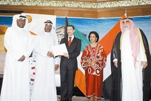 السفير المصري مكرما احد ابناء الشهداء﻿