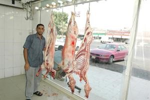 احد الجزارين يعرض ما لديه من لحوم كرم ذياب
