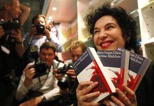 رئيسة دور النشر الالمانية سوهركام تحمل 3 نسخ من احد مؤلفات فارغاس بعد اعلان فوزه بالجائزة﻿