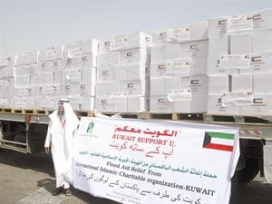 ممثل الهيئة الخيرية عبدالله الكندري خلال تحميل شاحنة المساعدات الاخيرة الى متضرري باكستان
