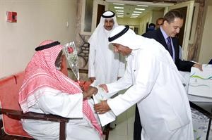 جاسم الخضر يقدم هدية لاحد المسنين﻿