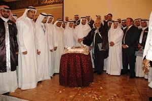 الشيخ مبارك العبدالله يشارك ستيفن فوربس تقطيع كعكة الحفل بحضور عدد من المكرمين
