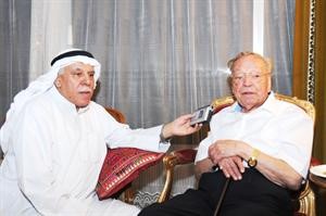 سعدي ابو ضهير متحدثا الى الزميل منصور الهاجري انور الكندري