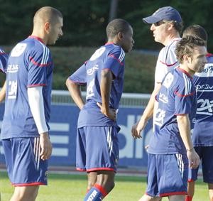 مدرب فرنسا لوران بلان يوجه اللاعبين في حصة تدريبية	 اپ﻿