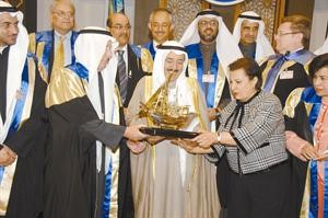 صاحب السمو الامير الشيخ صباح الاحمد يتسلم من الفهيدهدية تذكارية خلال حفل تخريج الطلبة المتفوقين للعام 20072008 وتبدو الوزيرة السابقة نورية الصبيح