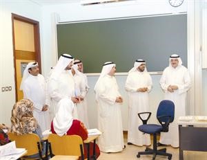 دعبدالله الفهيد اثناء تفقده احد فصول كلية العلوم الادارية في جولة له للاطمئنان على سير عمل الجامعة