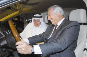 السفير الالماني يبدي اعجابه الشديد بـ فولكس واجن طوارق 2011 الجديدة وبجواره علي بهبهاني
