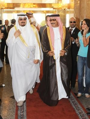 الوزير الشيخ احمد العبدالله خلال استقباله الوفود المشاركة