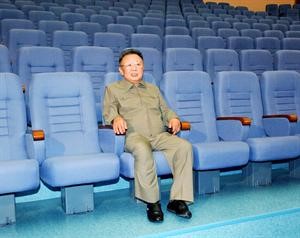  والزعيم الكوري ينظر الى ولده وهو جالس في الصفوف الاولى للمسرح القوميرويترز