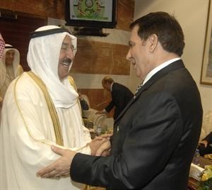 صاحب السمو الامير مصافحا الرئيس التونسي زين العابدين بن علي
