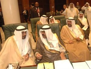 الشيخ مشعل الاحمد والشيخ دمحمد الصباح والشيخ احمد الفهد ومصطفى الشمالي والشيخ خالد العبدالله والسفير احمد فهد الفهد خلال القمة