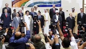 صاحب السمو الامير والقادة العرب المشاركون في قمة سرت قبيل بدء اعمالها امس	رويترز - اپ﻿