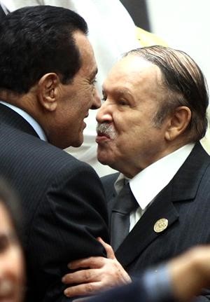 سلام حار بين الرئيسين المصري حسني مبارك والجزائري عبدالعزيز بوتفليقة﻿