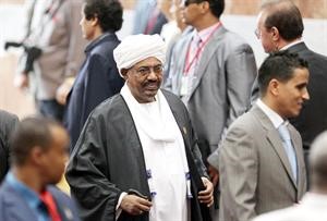 الرئيس السوداني عمر البشير في طريقه لحضور اعمال القمة﻿