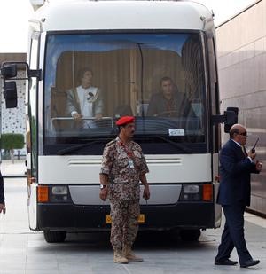 الزعيم الليبي معمر القذافي مغادرا مقر الجلسة باستخدام الحافلة﻿