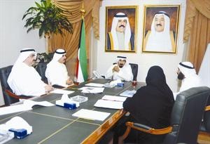 الشيخ علي الجابر خلال اجتماعه مع ماحمد الصبيح ومعائشة العثمان ومحمود الضاغن وممحمد حسين﻿