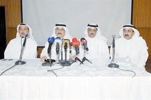 بدر الرفاعي يتوسط سعد المطيري وسهل العجمي ومحمد العسعوسي خلال المؤتمر	محمد ماهر﻿