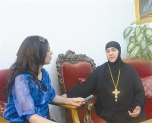 الام بيلاجيا سياف تتحدث الى الزميلة بشرى الزين﻿