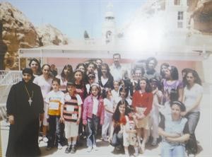 الرئيس دبشار الاسد في صورة مع الام بيلاجيا سياف وعدد من نزيلات الدير﻿