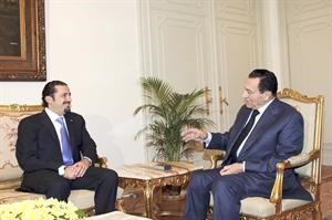 الرئيس المصري حسني مبارك مستقبلا رئيس الحكومة اللبنانية سعد الحريري في القاهرة امس اپ