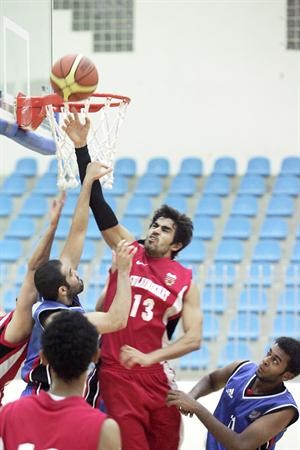 لاعب الصليبخات فهد عايد يحاول ابعاد الكرة من امام لاعب التضامن علي احمدعادل يعقوب