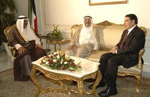 صاحب السمو الامير الشيخ صباح الاحمد خلال لقائه الرئيس التونسي زين العابدين بن علي بحضور الشيخ مشعل الاحمد﻿