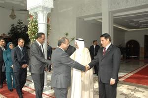 صاحب السمو الامير والرئيس التونسي يصافحان المسؤولين التونسيين﻿