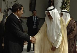 خالد الجارالله مصافحا الرئيس التونسي﻿