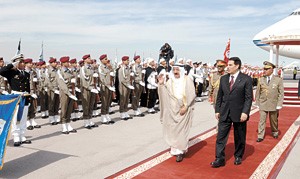 صاحب السمو الامير الشيخ صباح الاحمد والرئيس التونسي زين العابدين بن علي يستعرضان حرس الشرف لدى وصول سموه الى مطار تونس قرطاج الدولي