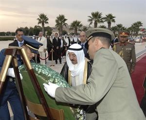 صاحب السمو الامير الشيخ صباح الاحمد يضع اكليلا من الزهور على ضريح الشهداء في روضة الشهداء بالسيجومي في العاصمة تونس