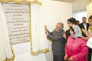دهلال الساير يزيح الستار ايذانا بافتتاح المستشفى وتبدو د سلوى الجسار وعالية الخالد سعد هنداوي