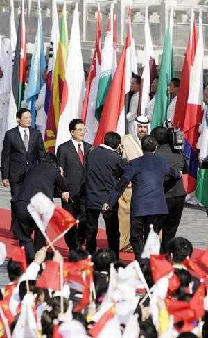 الشيخ احمد الفهد والرئيس الصيني هو جينتاو خلال حفل ايقاد شعلة دورة الالعاب الاسيوية في بكين 	اپ
﻿