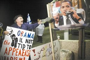 ناشط اسرائيلي يضرب ملصق اوباما بالحذاء	رويترز﻿