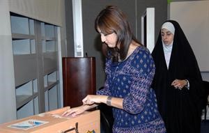 طالبة تدلي بصوتها﻿