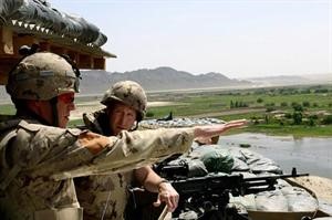 وزير الدفاع الكندي بيتر ماكاي يستمع الى تقرير ملخص من الجنرال وايد روتلاند في القاعدة الكندية سبيروان غار في افغانستان خلال زيارته الاخيرة﻿