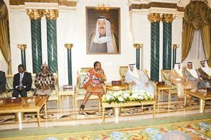 سمو رئيس الوزراء الشيخ ناصر المحمد مستقبلا ملك مملكة سوازيلاند لدى وصوله للبلاد﻿