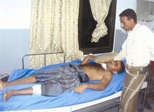 اسعاف احد الجرحى اليمنيين اثر الانفجار في نادي الوحدة في عدن 	 افپ﻿