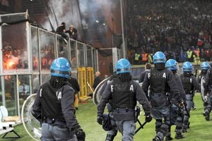الشرطة الايطالية تحاول منع احداث الشغب بعد الغاء المباراة 	رويترز
