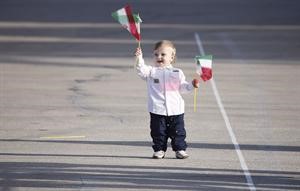 طفل لبناني يحمل علمين ايرانيين قبيل وصول طائرة الرئيس الايراني محمود احمدي نجاد الى مطار بيروت امس