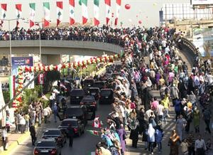 حشود غفيرة استقبلت الرئيس الايراني على طريق المطار