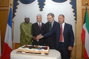 سفراء السنغال وفرنسا والجزائر والصومال خلال تقطيع كعكة الحفل
﻿