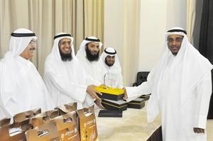 طارق العيسى مكرما رئيس قناة المعالي خالد السلطان﻿