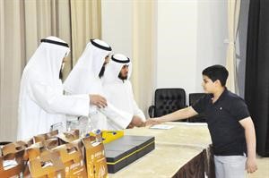 تكريم احد المشاركين في انشطة مركز الشباب﻿