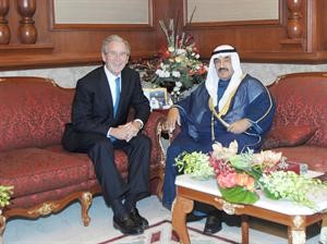 سمو رئيس الوزراء الشيخ ناصر المحمد خلال لقائه جورج بوش
﻿