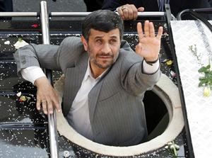 الرئيس الايراني محمود احمدي نجاد محييا الجماهير الغفيرة التي احتشدت لاستقباله على طريق المطار﻿