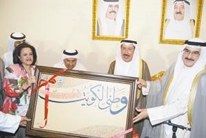 احمد الهارون يتسلم هدية تذكارية من فاطمة الامير واحمد العوضي
