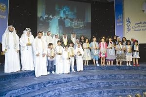 الشيخ صباح ناصر المحمد وجاسم الكندري يتوسطان المكرمين في الحفل
