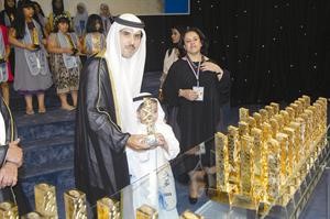 الشيخ صباح ناصر المحمد مكرما احد المتفوقين
